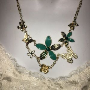 🆕Beautiful green & Gold statement necklace NWT